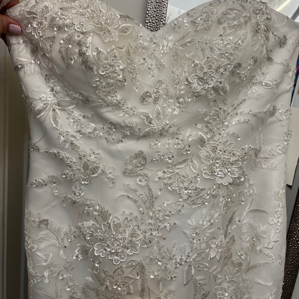 Never used wedding dress !! Only worn when tried on ! JEWEL By David’s Bridal - Picture 4 of 14